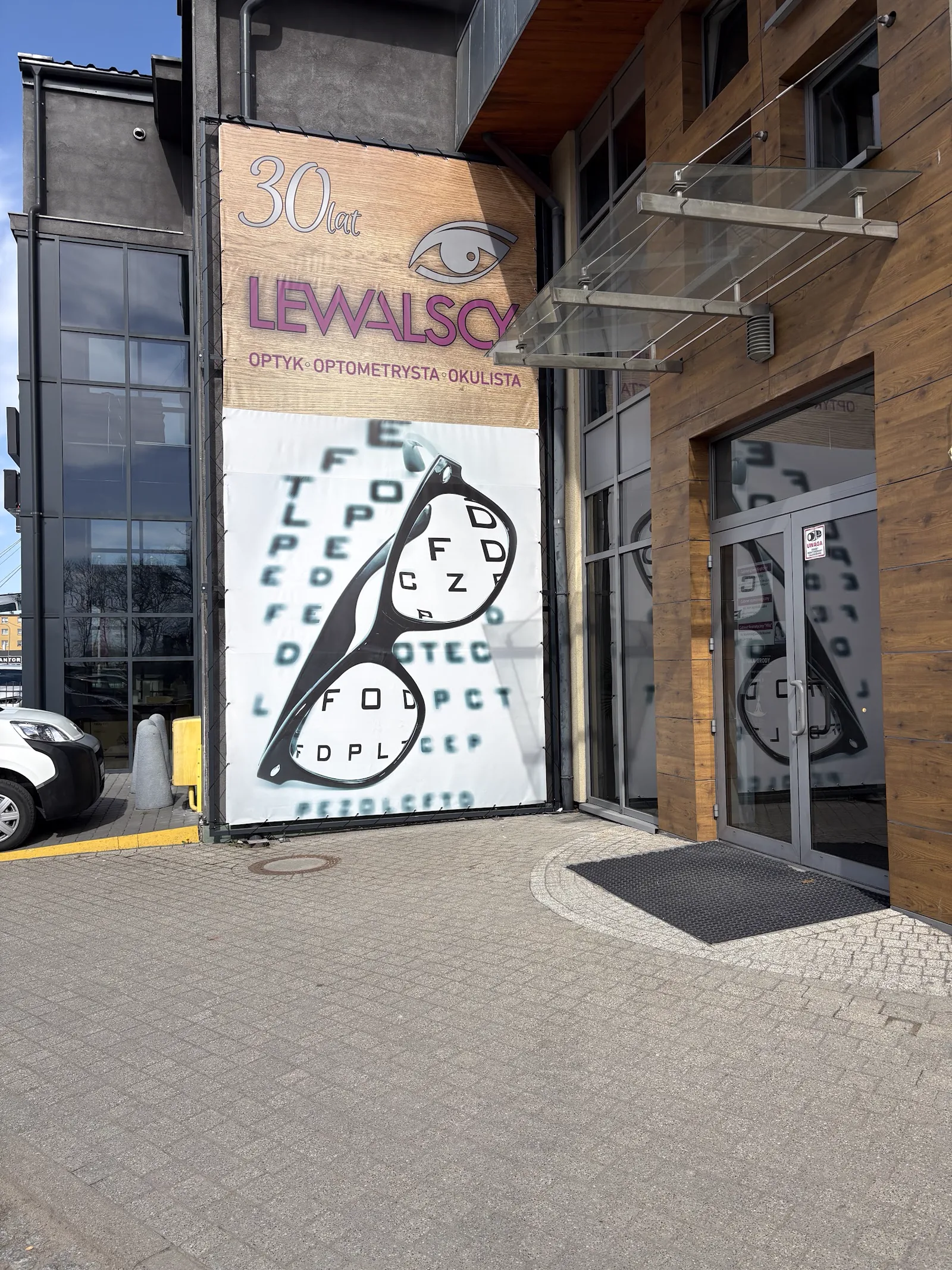 Wejście do Salonu Optycznego Lewalscy przy ul. Żeromskiego 37C